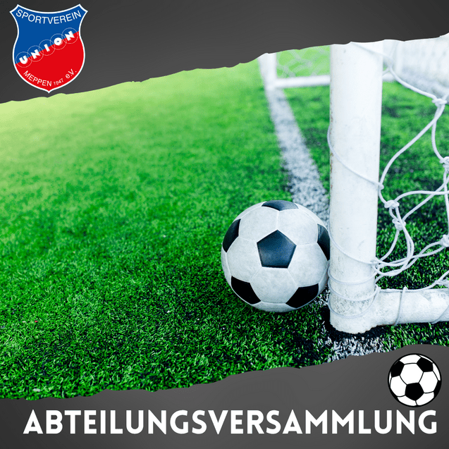 Nahaufnahme eines Fu&szlig;balls neben einem Fu&szlig;balltor auf gr&uuml;nem Kunstrasen. Text &bdquo;ABTEILUNGSVERSAMMLUNG&ldquo; unten.