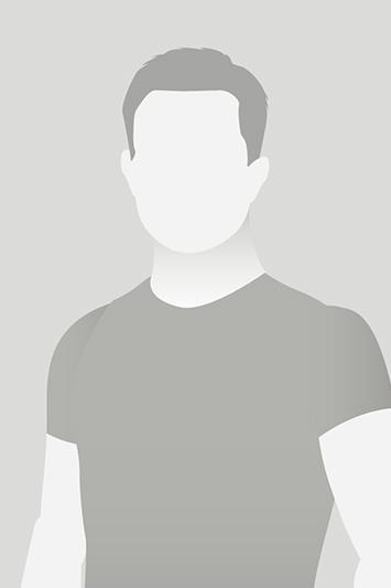 Silhouette eines Mannes in einem grauen T-Shirt vor grauem Hintergrund.