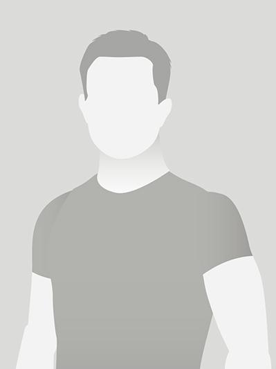 Silhouette eines Mannes in einem grauen T-Shirt vor grauem Hintergrund.