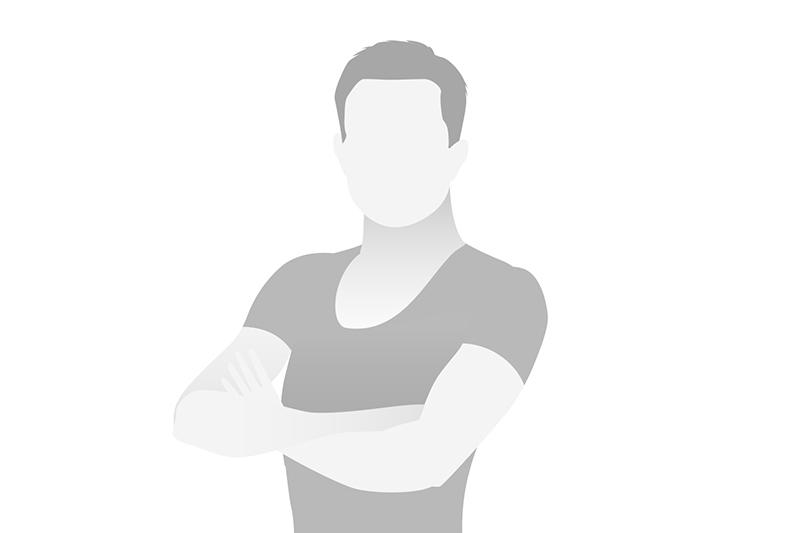 Eine schemenhafte Darstellung eines Mannes mit verschr&auml;nkten Armen, ohne sichtbares Gesicht.