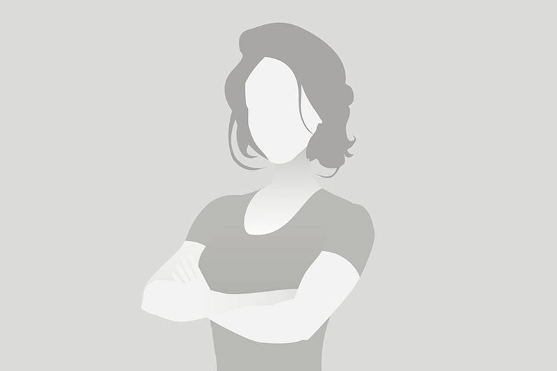 Silhouettenhafte Darstellung einer Frau mit verschr&auml;nkten Armen, neutraler Hintergrund.