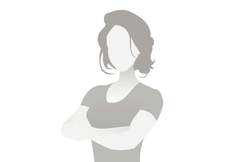 Silhouette einer Frau mit verschr&auml;nkten Armen, auf wei&szlig;em Hintergrund. Gesicht und Details sind nicht sichtbar.