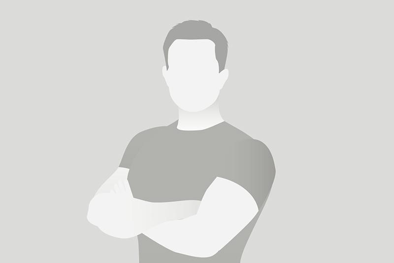 Silhouette eines m&auml;nnlichen K&ouml;rpers mit verschr&auml;nkten Armen vor einem grauen Hintergrund.