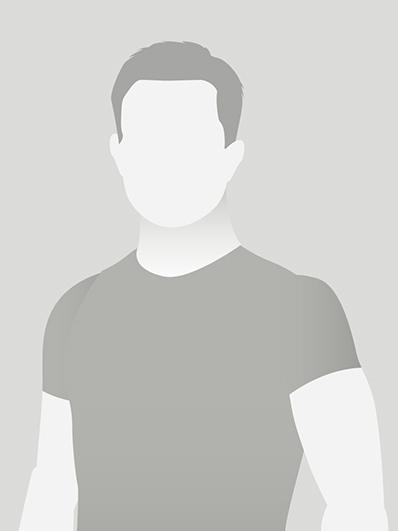 Silhouette eines Mannes in einem grauen T-Shirt vor grauem Hintergrund.