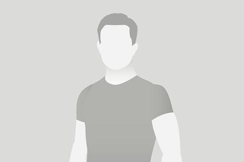 Silhouette eines Mannes in einem grauen T-Shirt vor grauem Hintergrund.