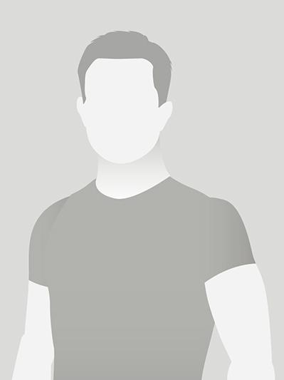 Silhouette eines Mannes in einem grauen T-Shirt vor grauem Hintergrund.