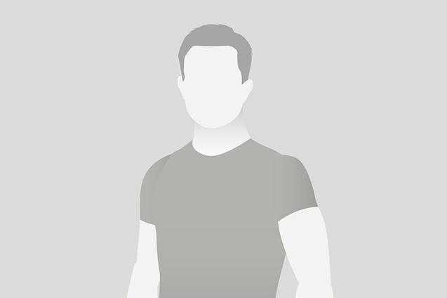 Silhouette eines Mannes in einem grauen T-Shirt vor grauem Hintergrund.