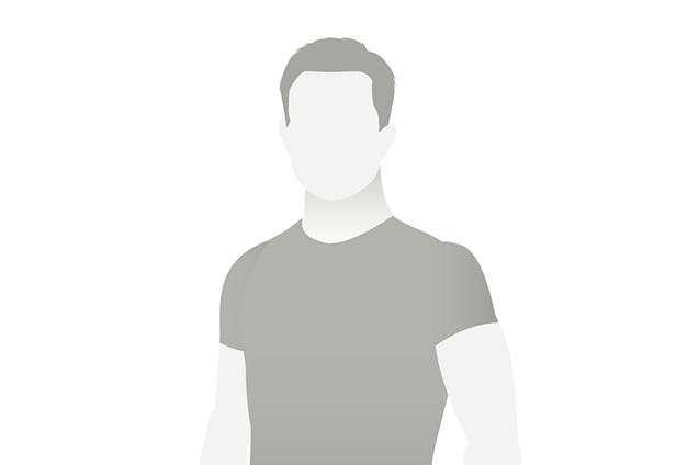 Silhouettenhafte Darstellung eines Mannes in einem grauen T-Shirt auf einem wei&szlig;en Hintergrund.