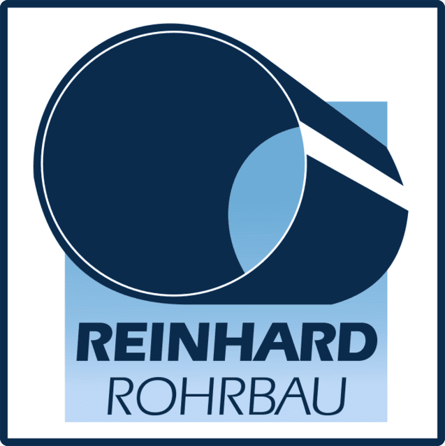Logo von Reinhard Rohrbau mit stilisierter Rohrgrafik und Unternehmensname in blau auf hellblauem Hintergrund.