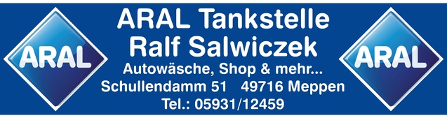 Schild einer ARAL Tankstelle mit dem Namen &bdquo;Ralf Salwiczek&ldquo; und Kontaktdaten in blauem Design.